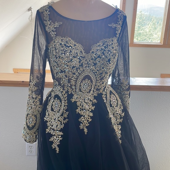 Gorgeous Black Dress 🖤 - Picture 4 of 10